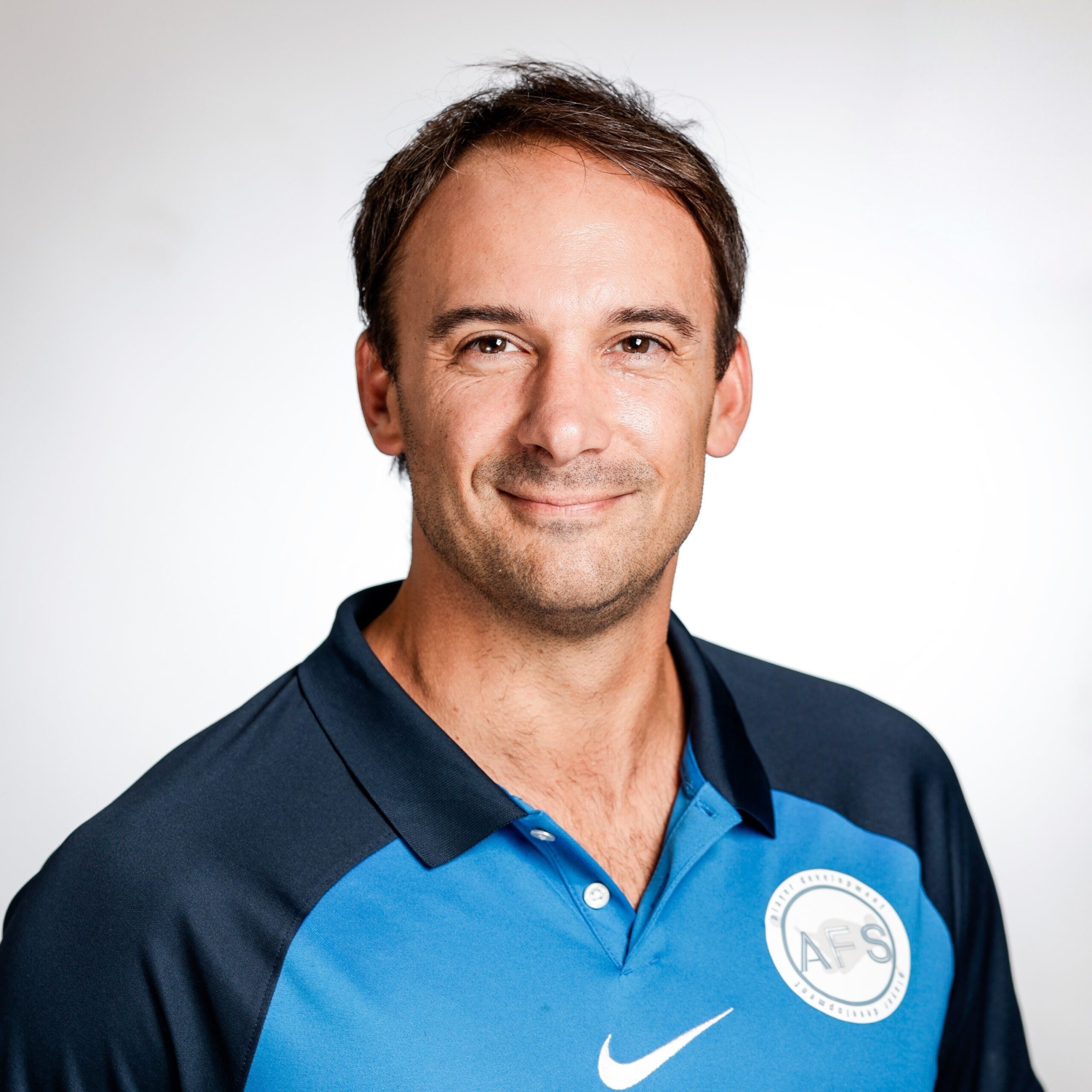 Mag. Dominik Voglsinger ist UEFA A-Lizenz Trainer, Diplom-Fußballmanager und ausgebildeter Sportlicher Leiter. Als Buchautor mehrerer internationaler Bestseller und durch Stationen bei Red Bull Salzburg, Red Bull Ghana, dem DFB sowie dem FC Bayern München sammelte er weltweite Erfahrung. Heute ist er CEO von AFS Playerdevelopment Vienna und Trainerausbilder des Wiener Fußball-Verbandes (WFV). „Spielerentwicklung ist unsere Verantwortung.“  –   Mehr Infos unter www.player-Development.com 